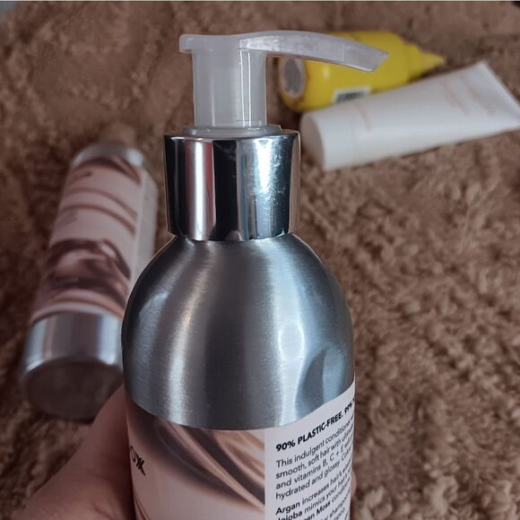 WE ARE PARADOXX 8.45-fl oz Moisture Conditioner set of 2 (one w/ a broken pump) - Picture 4 of 8